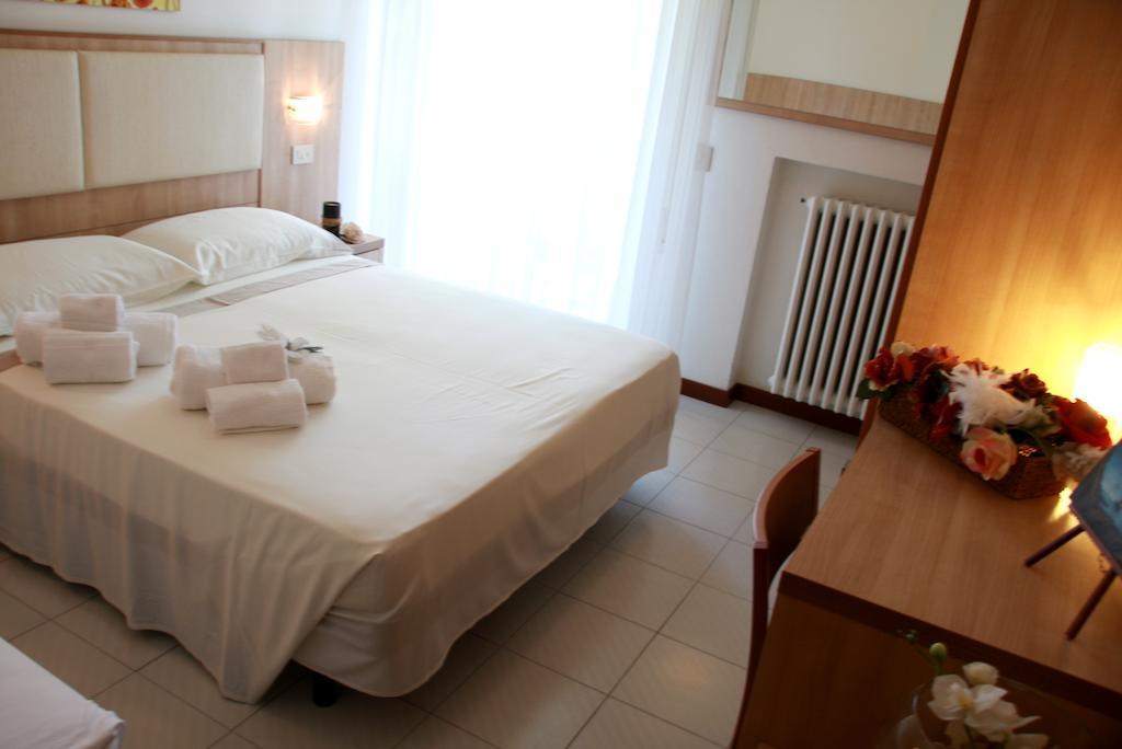Hotel Astrid Τσέρβια Δωμάτιο φωτογραφία